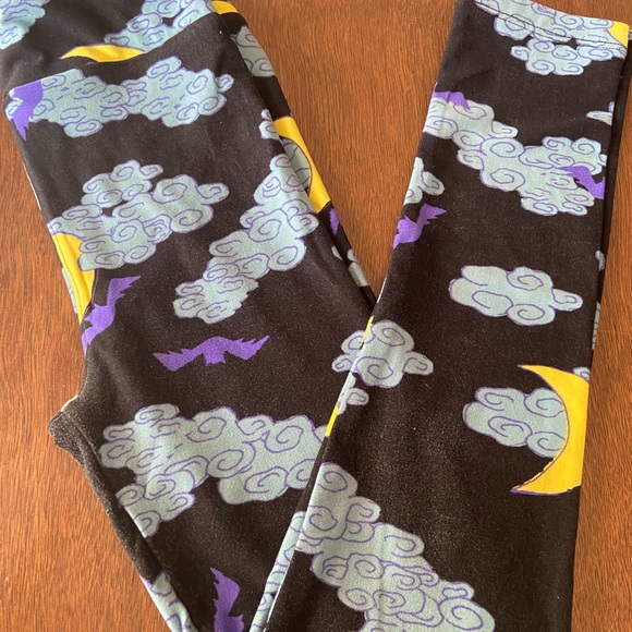 LLR kids - L / XL size leggings. Black background, clouds and thunderbolts - Picture 3 of 3